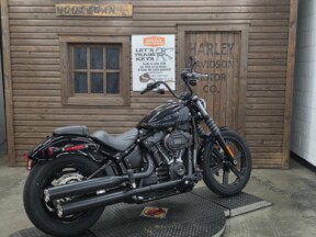 2024 Harley-Davidson<sup>®</sup> Street Bob<sup>®</sup> 114 VIVID BLACK thumb 3
