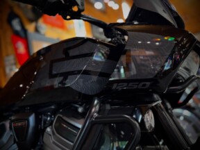 2025 Harley-Davidson<sup>®</sup> Pan America® 1250 Special Vivid Black w/Laced Wheels thumb 2