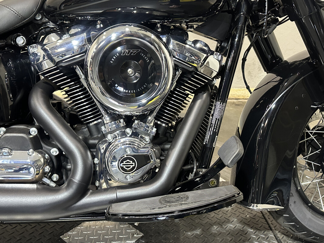 Harley-Davidson Heritage Classic 2025 FLHC 84604603 VIVID BLACK W/ PINSTRIPE - Photo 10