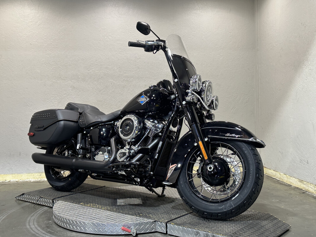 Harley-Davidson Heritage Classic 2025 FLHC 84604603 VIVID BLACK W/ PINSTRIPE - Photo 6