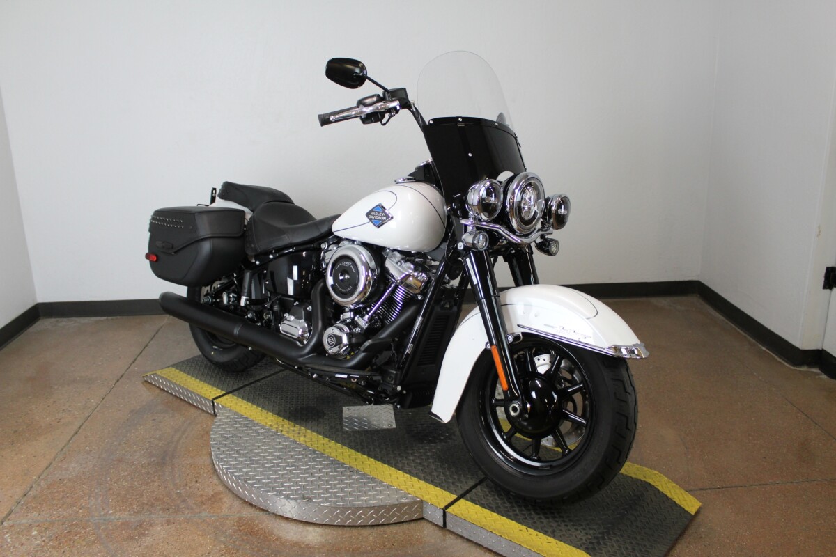 Harley-Davidson Heritage Classic 2025 FLHC 84583515 WHITE ONYX PRL W/ PINSTRIPE - Photo 2