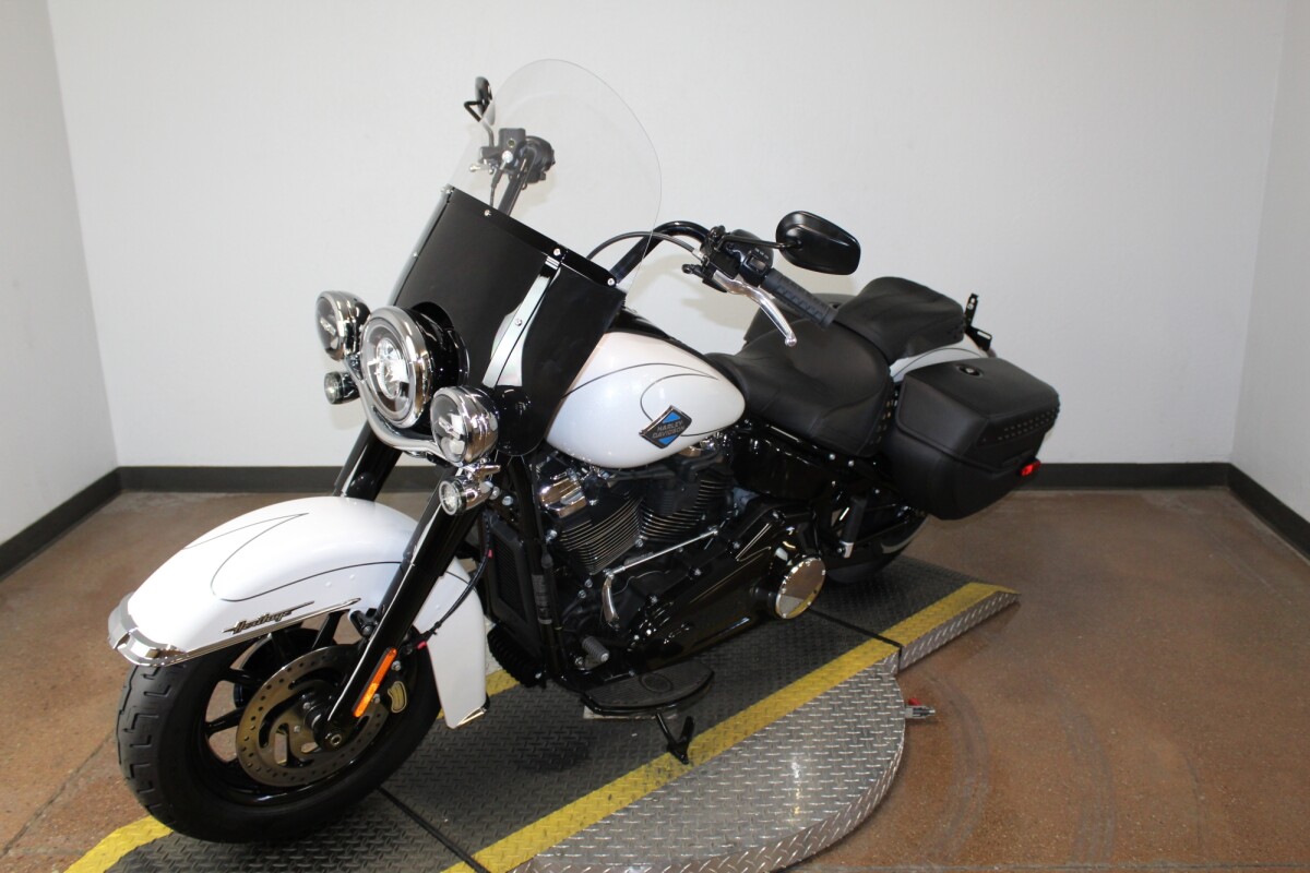 Harley-Davidson Heritage Classic 2025 FLHC 84583515 WHITE ONYX PRL W/ PINSTRIPE - Photo 4