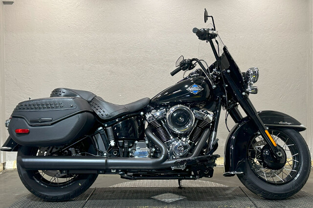 Harley-Davidson Heritage Classic 2025 FLHC 84604603 VIVID BLACK W/ PINSTRIPE