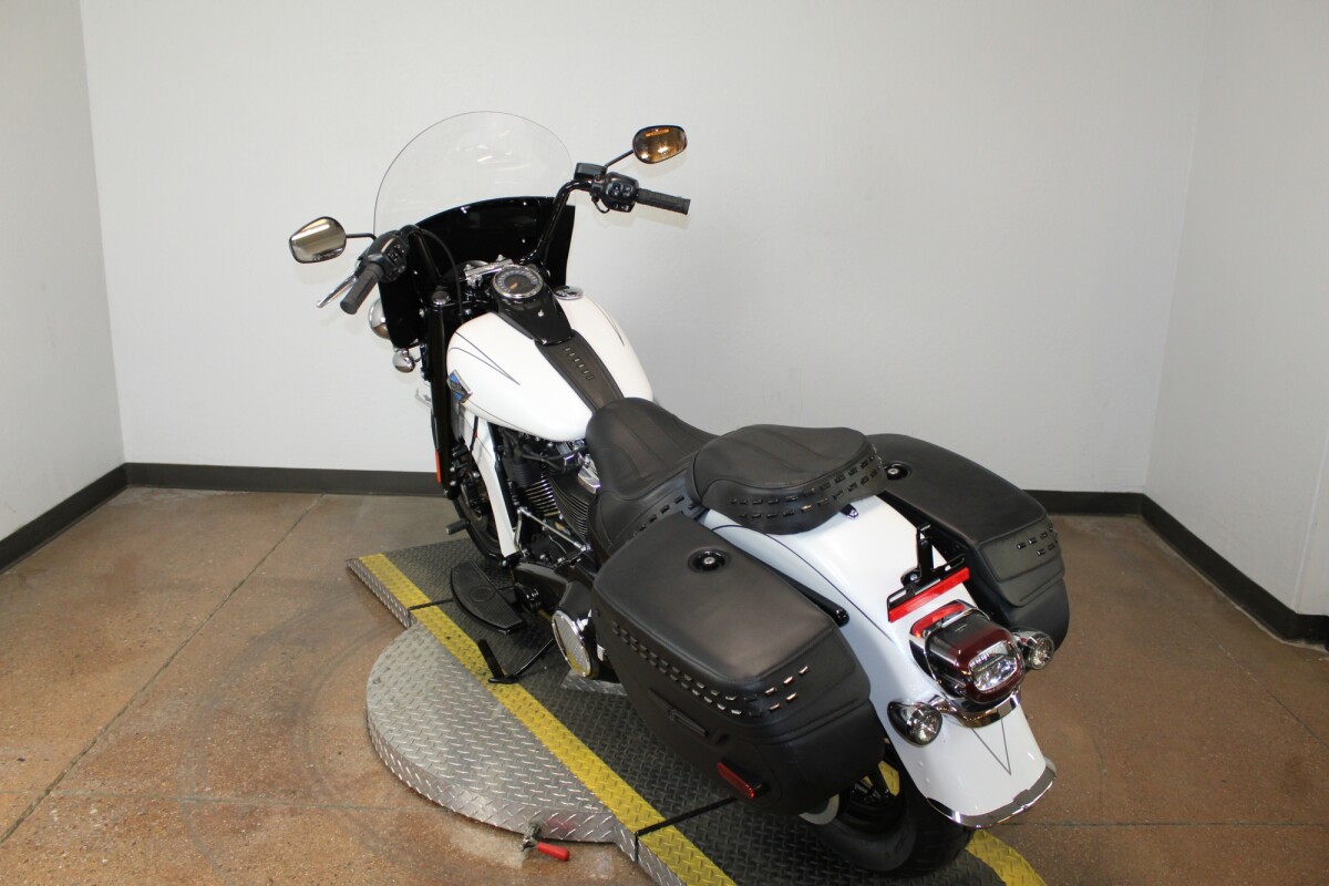 Harley-Davidson Heritage Classic 2025 FLHC 84583515 WHITE ONYX PRL W/ PINSTRIPE - Photo 6