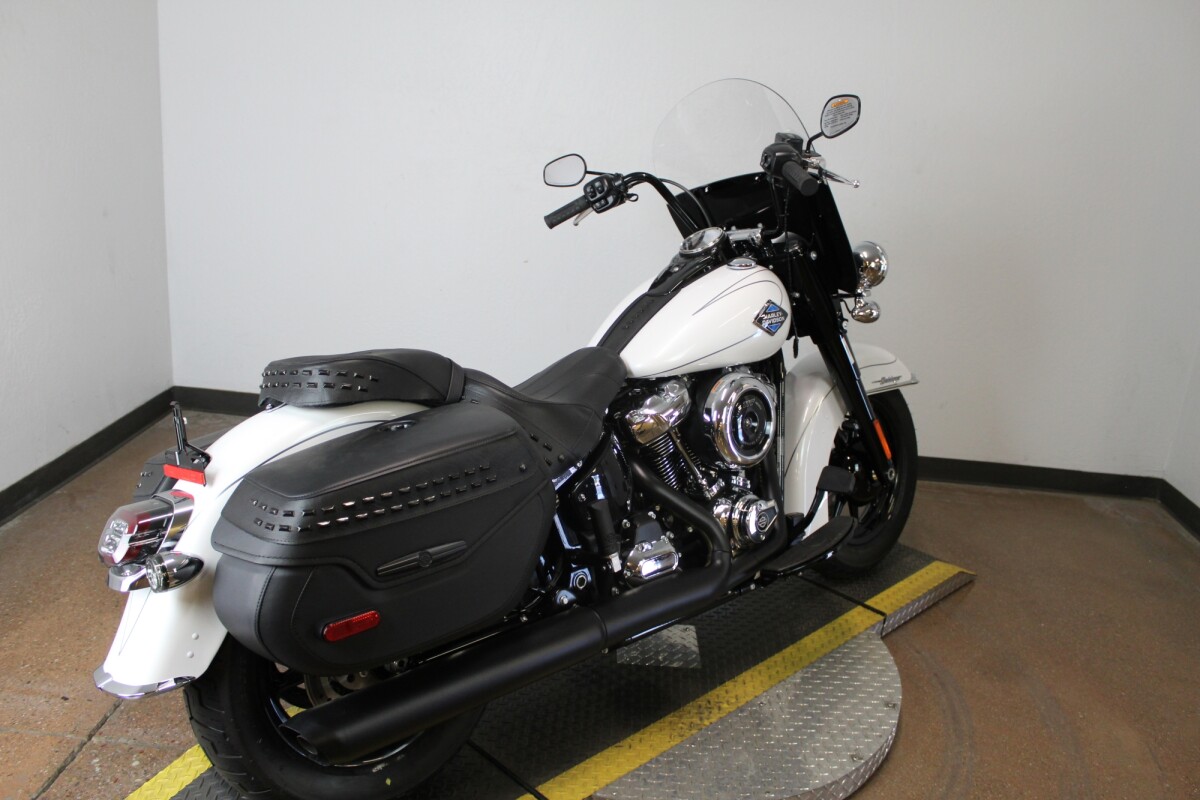 Harley-Davidson Heritage Classic 2025 FLHC 84583515 WHITE ONYX PRL W/ PINSTRIPE - Photo 7