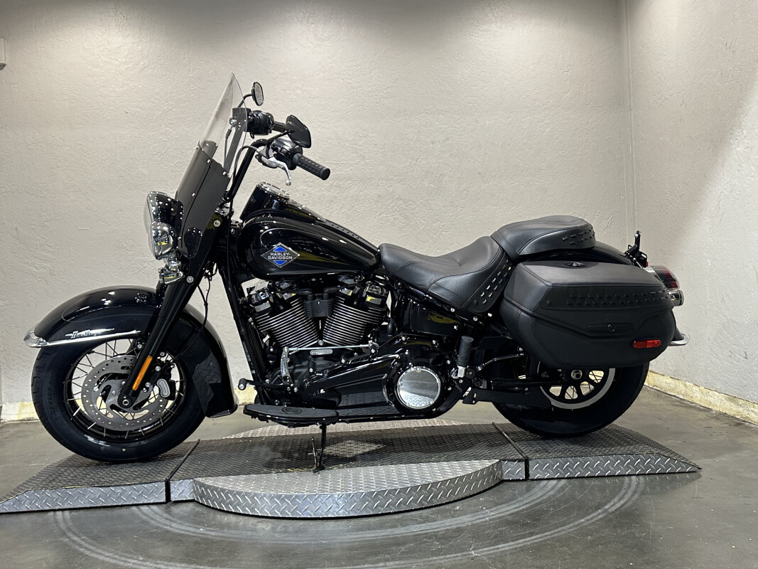 Harley-Davidson Heritage Classic 2025 FLHC 84604603 VIVID BLACK W/ PINSTRIPE - Photo 4