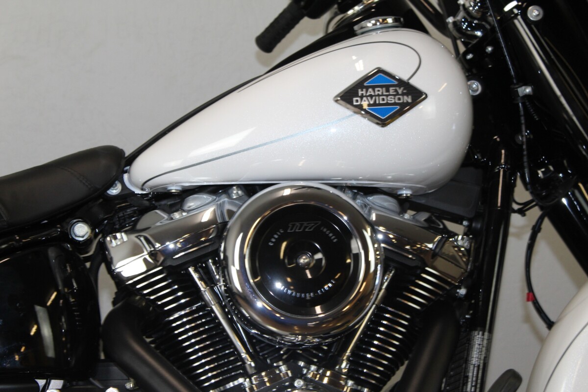 Harley-Davidson Heritage Classic 2025 FLHC 84583515 WHITE ONYX PRL W/ PINSTRIPE - Photo 8