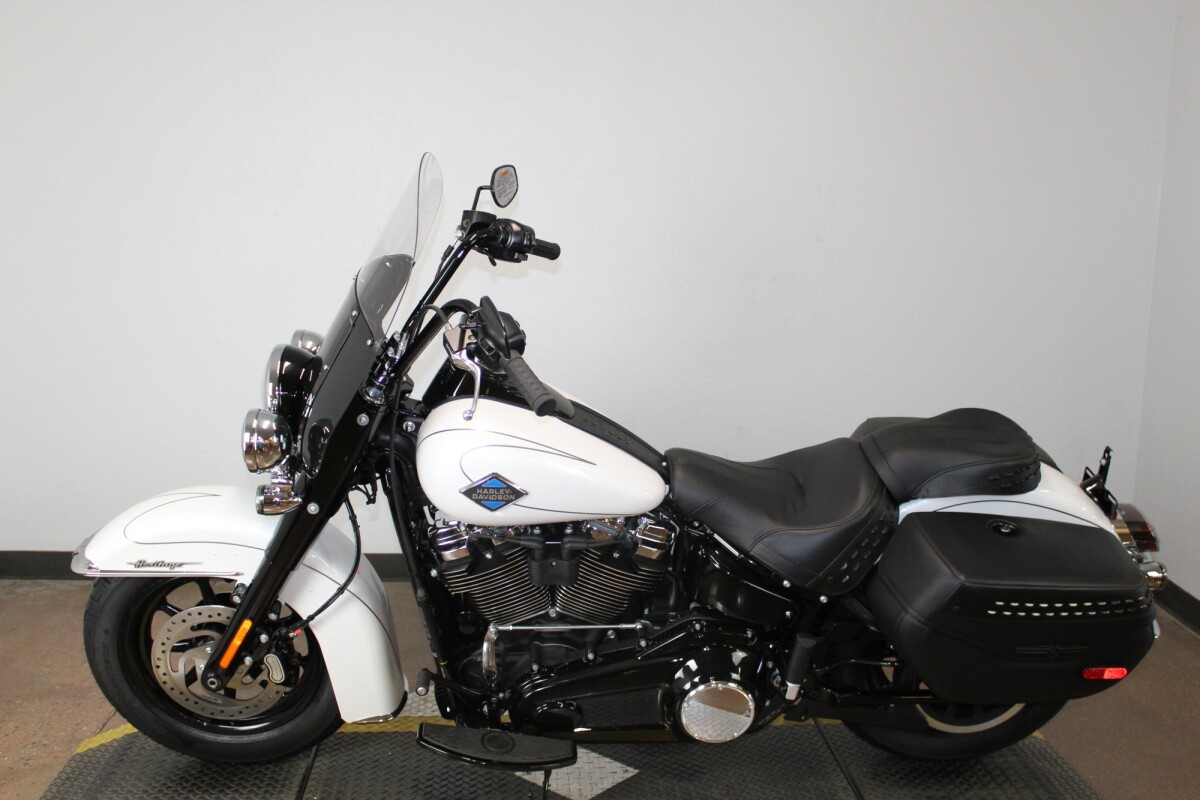 Harley-Davidson Heritage Classic 2025 FLHC 84583515 WHITE ONYX PRL W/ PINSTRIPE - Photo 5