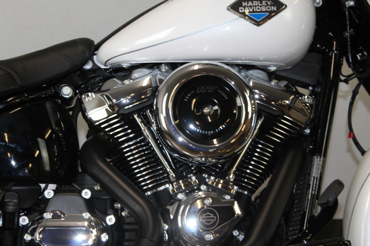Harley-Davidson Heritage Classic 2025 FLHC 84583515 WHITE ONYX PRL W/ PINSTRIPE - Photo 9