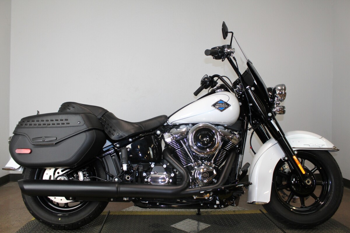 Harley-Davidson Heritage Classic 2025 FLHC 84583515 WHITE ONYX PRL W/ PINSTRIPE