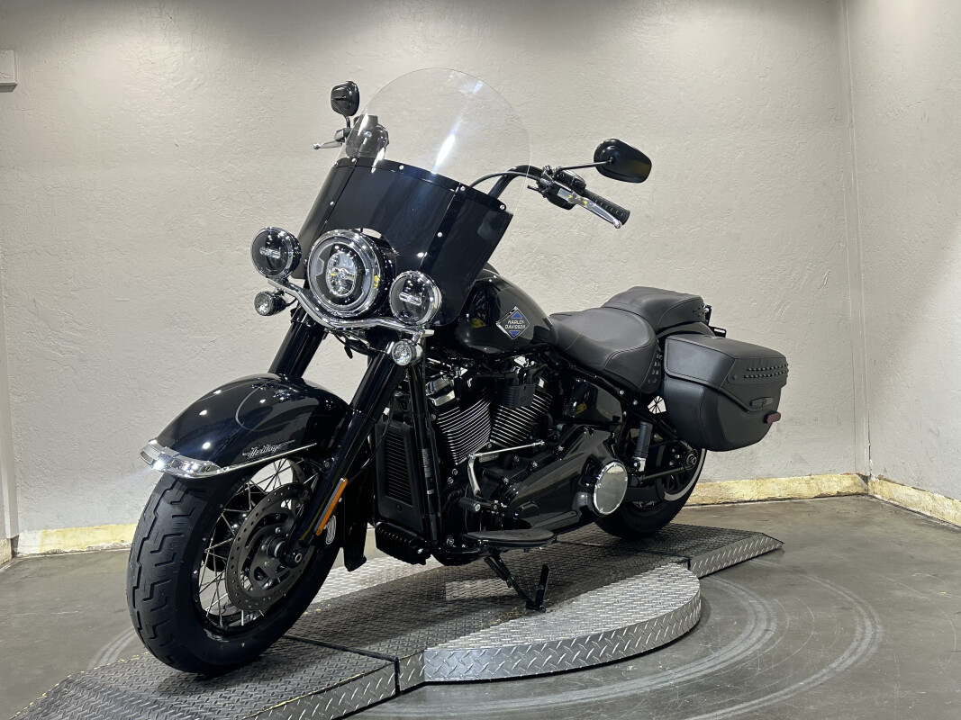 Harley-Davidson Heritage Classic 2025 FLHC 84604603 VIVID BLACK W/ PINSTRIPE - Photo 3