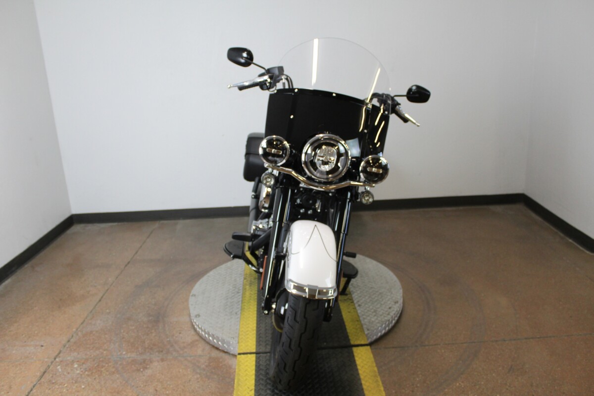 Harley-Davidson Heritage Classic 2025 FLHC 84583515 WHITE ONYX PRL W/ PINSTRIPE - Photo 3
