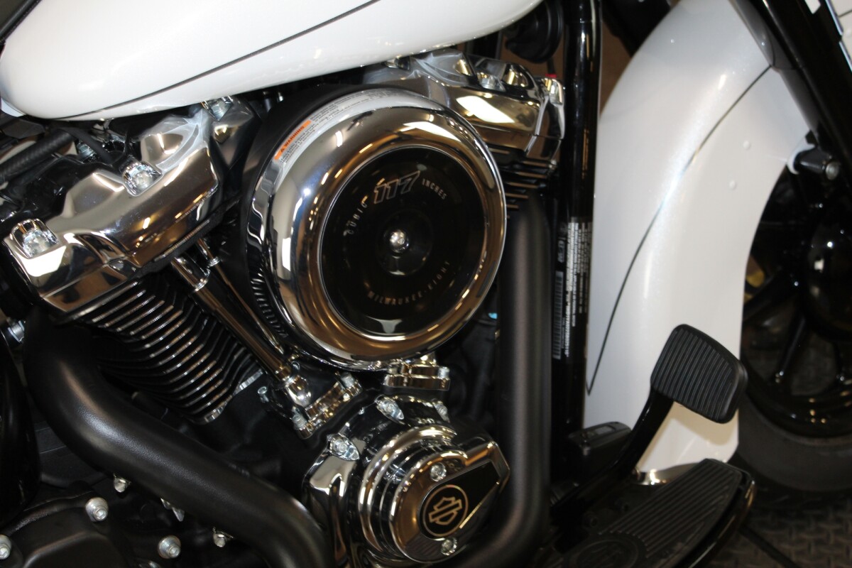 Harley-Davidson Heritage Classic 2025 FLHC 84583515 WHITE ONYX PRL W/ PINSTRIPE - Photo 10