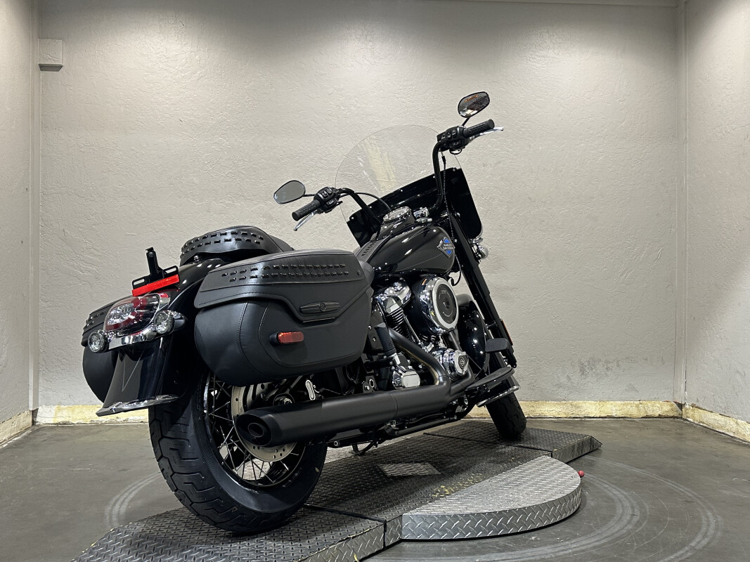 Harley-Davidson Heritage Classic 2025 FLHC 84604603 VIVID BLACK W/ PINSTRIPE - Photo 2