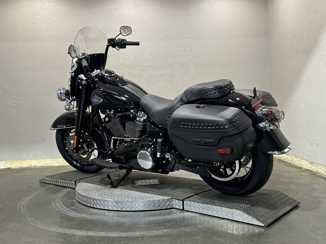 Harley-Davidson Heritage Classic 2025 FLHC 84604603 VIVID BLACK W/ PINSTRIPE - Photo 5