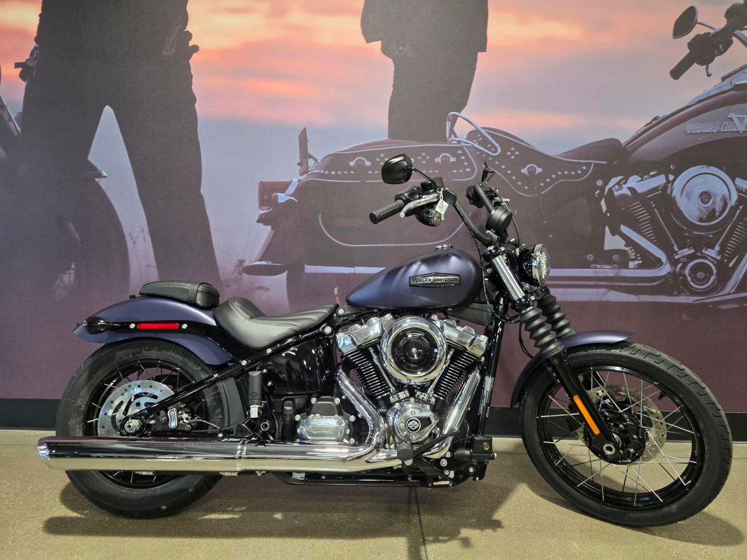 2025 Harley-Davidson® Street Bob™ Purple Abyss Denim w/Laced