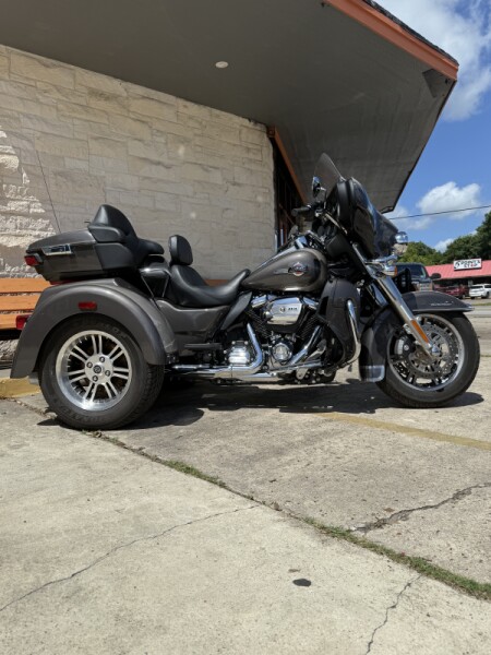 2023 Harley-Davidson<sup>®</sup> Tri Glide® Ultra Gray Haze/Silver Fortune
