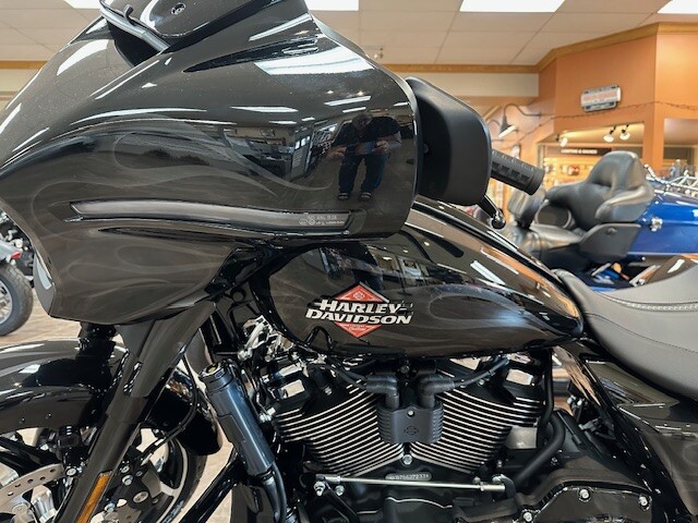 2025 Harley-Davidson<sup>®</sup> Street Glide® Midnight Firestorm - Black Finish