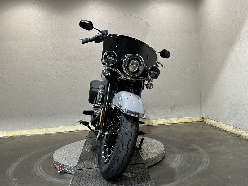 Harley-Davidson Heritage Classic 2025 FLHC 84607731 BILLIARD GRAY W/ PINSTRIPE - Photo 3