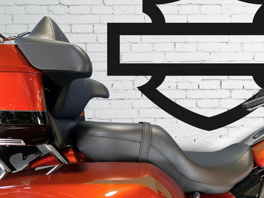 2025 Harley-Davidson Street Glide Ultra Whiskey Fire / Vivid Black - Photo 6