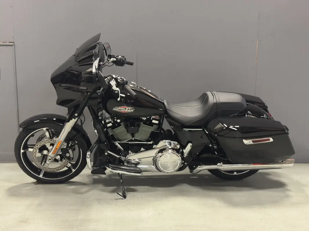 FLHX 2025 Street Glide - Photo 2