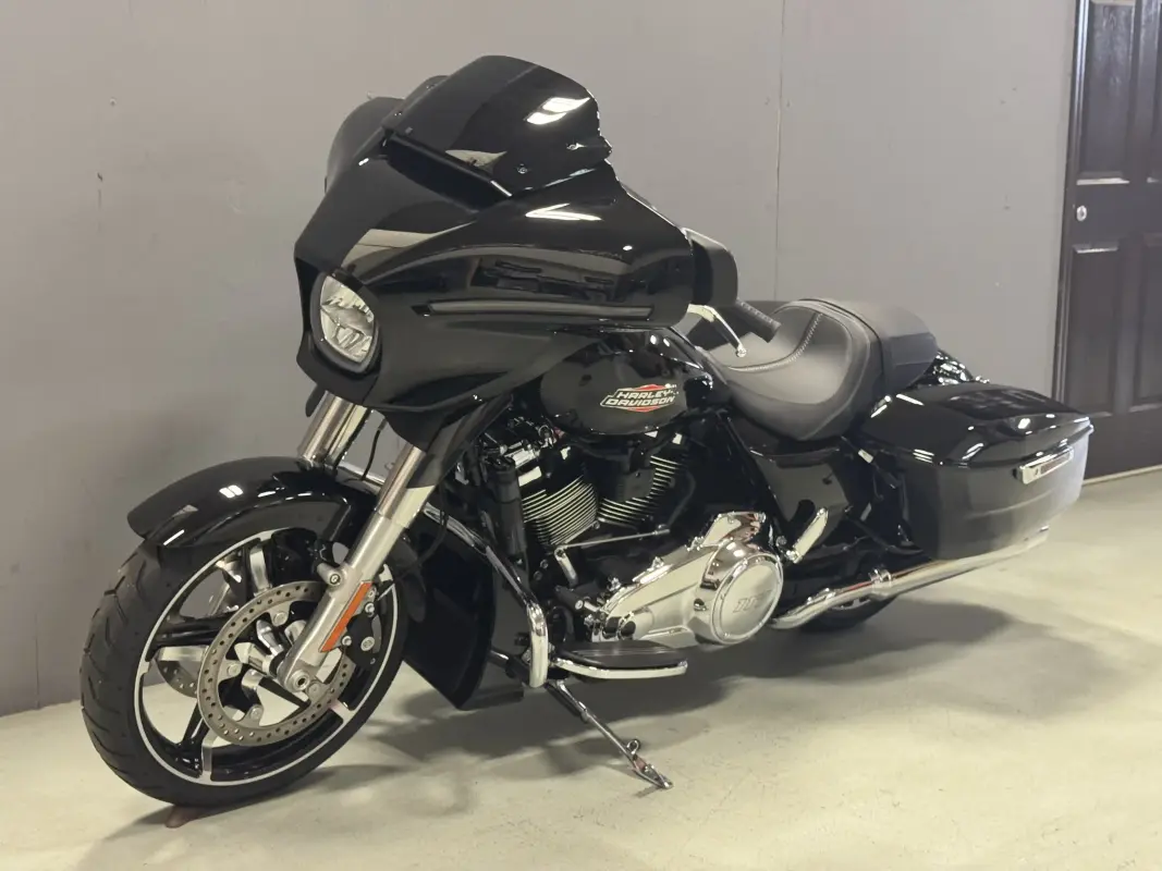 FLHX 2025 Street Glide - Photo 4