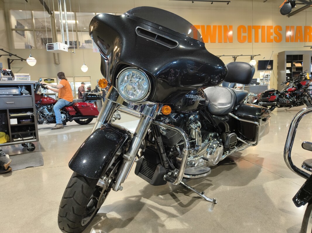 2018 Harley-Davidson Street Glide Black Tempest - Photo 2