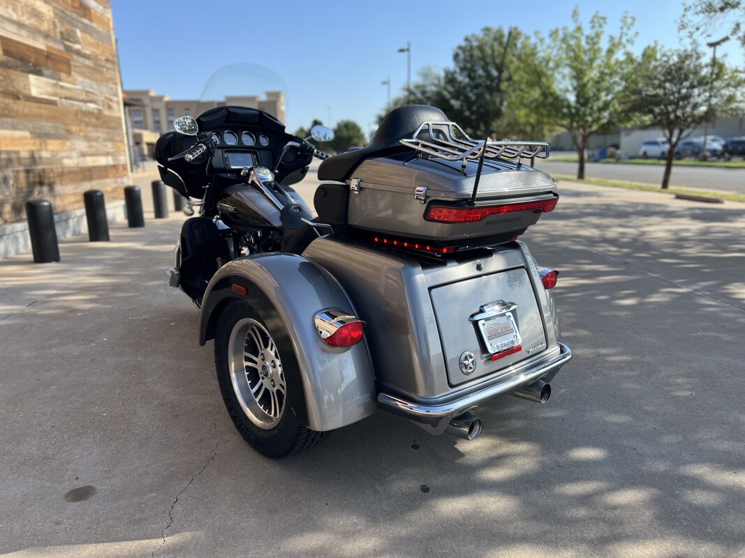 2016 Harley-Davidson Tri Glide Ultra Two-Tone Billet Silver/Vivid Black - Photo 6