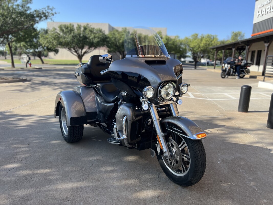 2016 Harley-Davidson Tri Glide Ultra Two-Tone Billet Silver/Vivid Black - Photo 2