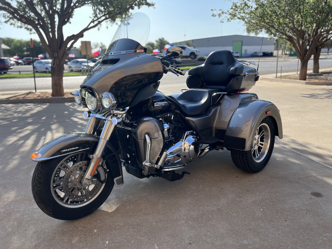 2016 Harley-Davidson Tri Glide Ultra Two-Tone Billet Silver/Vivid Black - Photo 4
