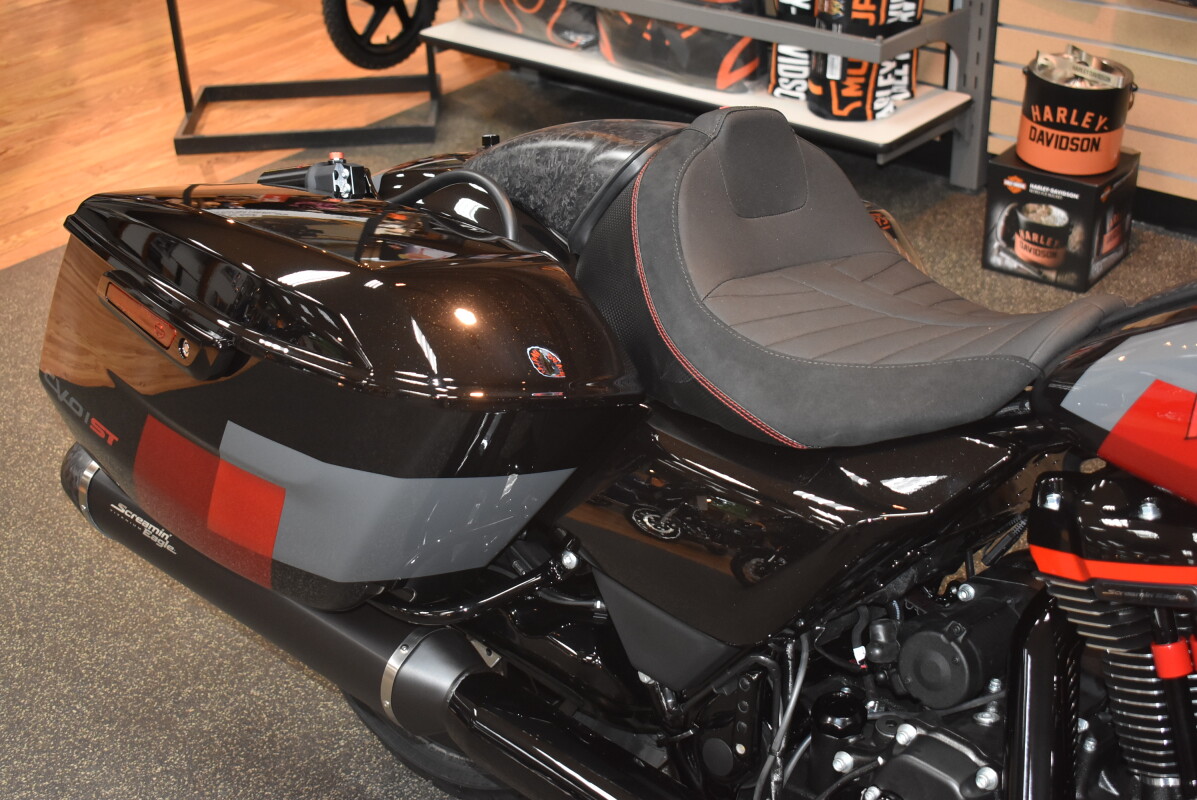 FLTRXSTSE 2025 CVO Road Glide ST - Photo 8