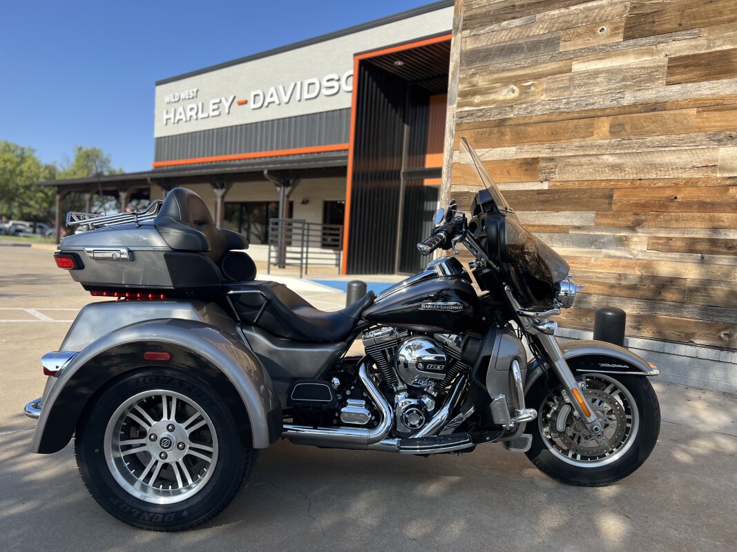 2016 Harley-Davidson Tri Glide Ultra Two-Tone Billet Silver/Vivid Black