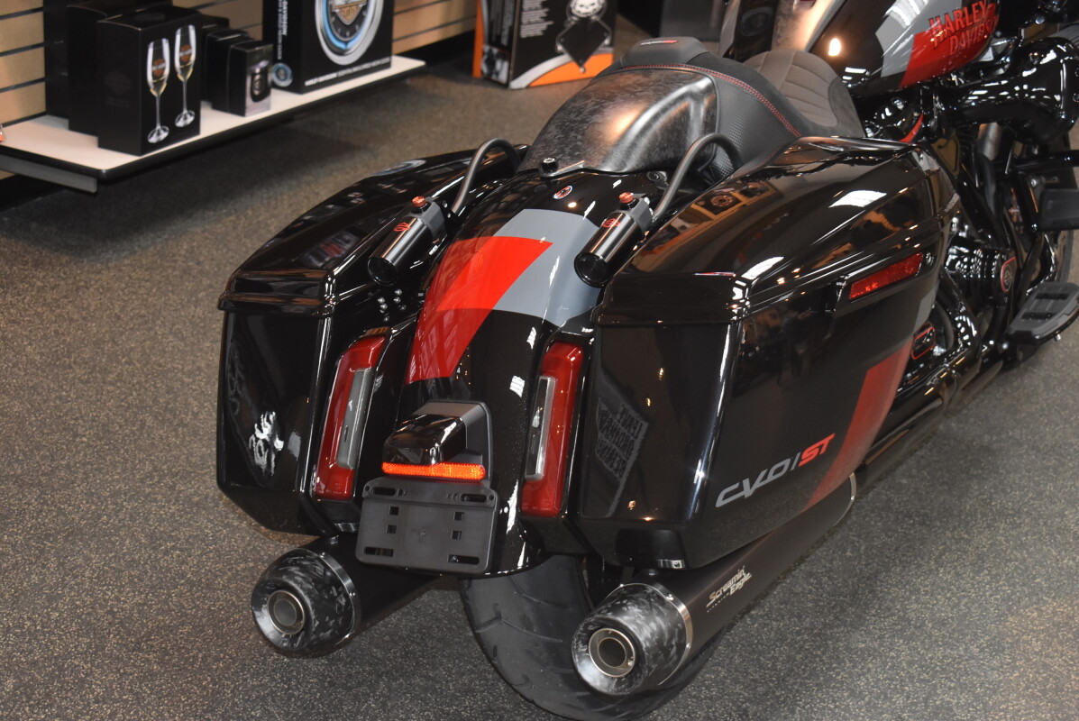 FLTRXSTSE 2025 CVO Road Glide ST - Photo 4