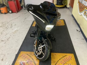 2025 Harley-Davidson<sup>®</sup> Street Glide® Vivid Black - Black Finish thumb 2