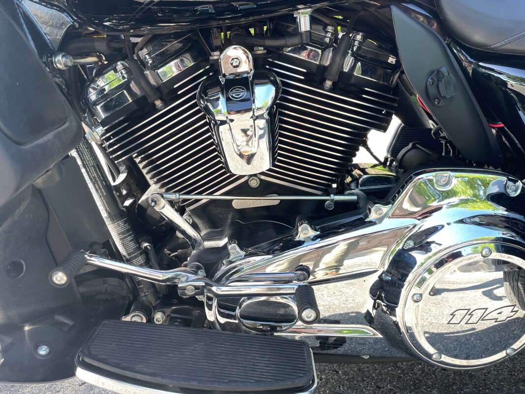 Harley-Davidson Tri Glide Ultra 2020 FLHTCUTG Vivid Black - Photo 9