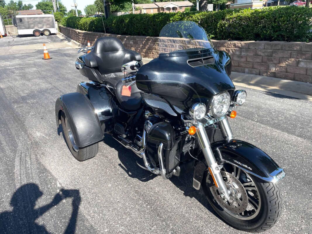 Harley-Davidson Tri Glide Ultra 2020 FLHTCUTG Vivid Black - Photo 3
