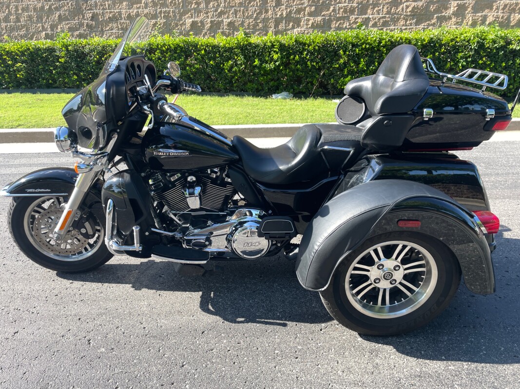 Harley-Davidson Tri Glide Ultra 2020 FLHTCUTG Vivid Black - Photo 8