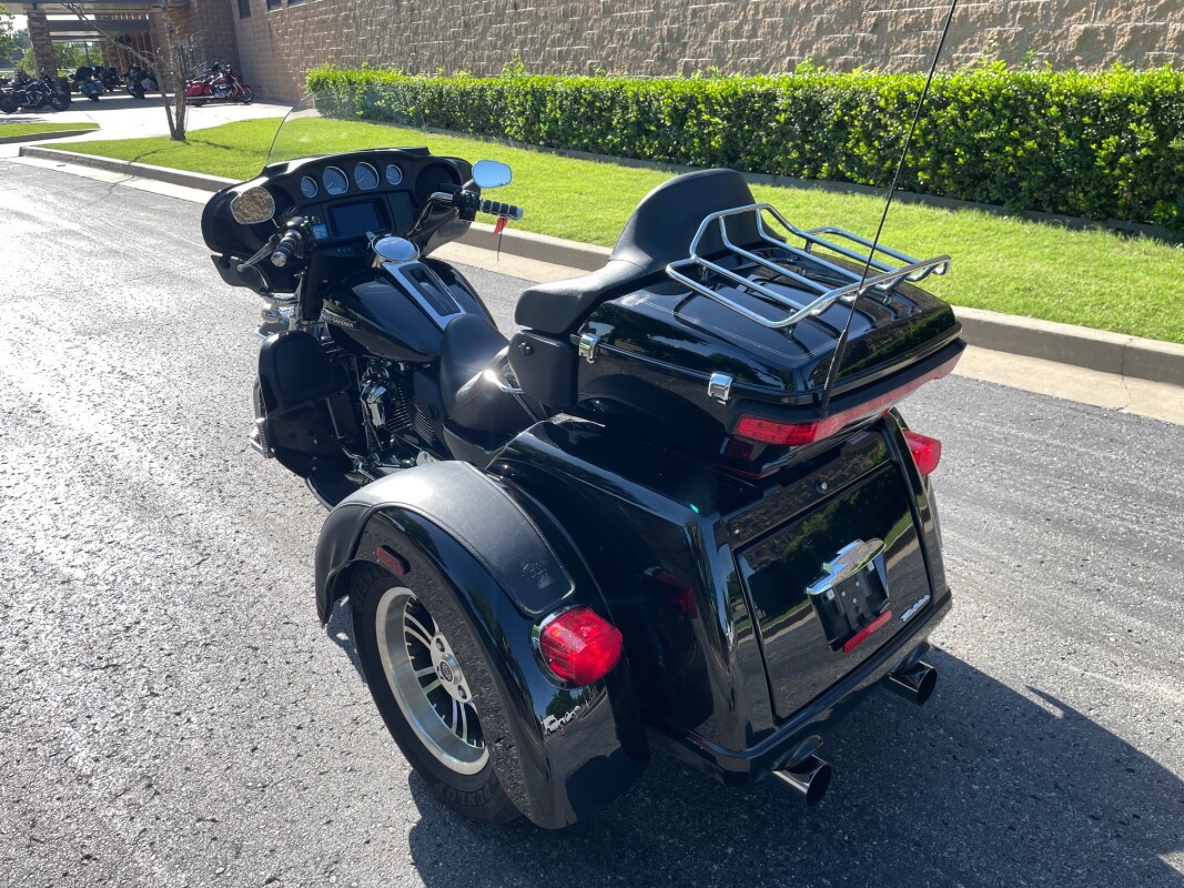 Harley-Davidson Tri Glide Ultra 2020 FLHTCUTG Vivid Black - Photo 10