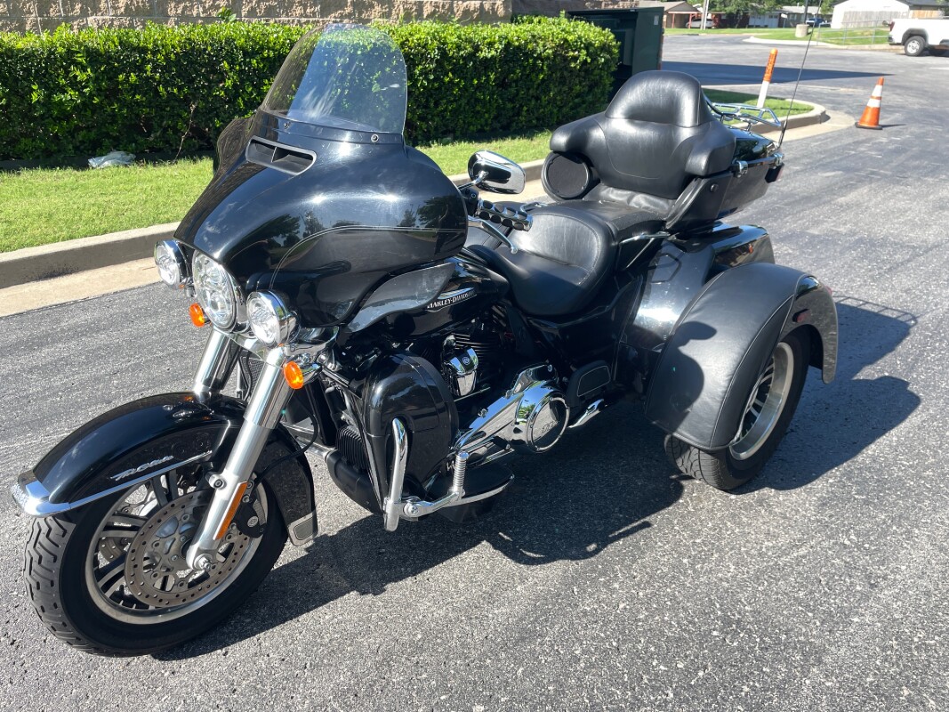 Harley-Davidson Tri Glide Ultra 2020 FLHTCUTG Vivid Black - Photo 7
