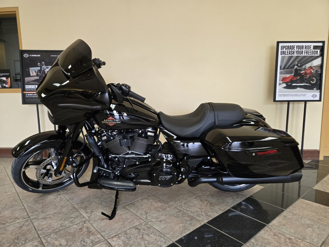2025 Harley-Davidson Street Glide Midnight Firestorm - Black Finish