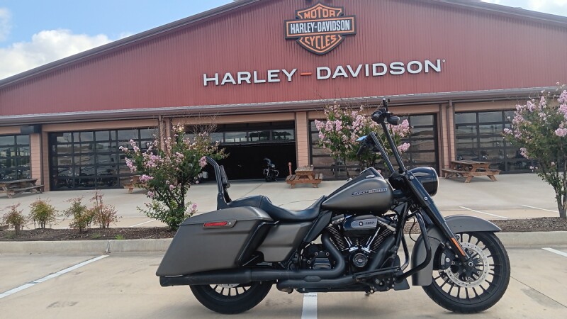 2018 Harley-Davidson<sup>®</sup> Road King<sup>®</sup> Special Industrial Gray Denim