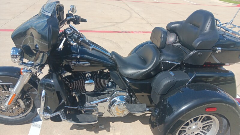 2015 Harley-Davidson<sup>®</sup> Tri Glide<sup>®</sup> Ultra Vivid Black