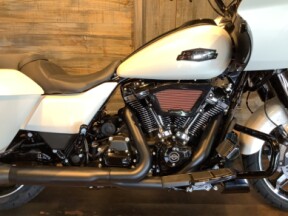 Harley-Davidson<sup>®</sup> Road Glide® 2025 FLTRX T22-25 White Onyx Pearl - Black Finish thumb 2