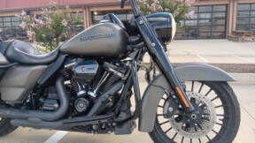 2018 Harley-Davidson<sup>®</sup> Road King<sup>®</sup> Special Industrial Gray Denim thumb 3