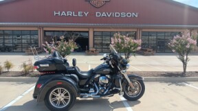 2015 Harley-Davidson<sup>®</sup> Tri Glide<sup>®</sup> Ultra Vivid Black thumb 2