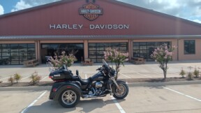 2015 Harley-Davidson<sup>®</sup> Tri Glide<sup>®</sup> Ultra Vivid Black thumb 1