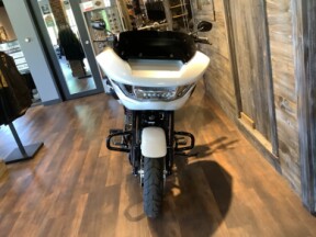 Harley-Davidson<sup>®</sup> Road Glide® 2025 FLTRX T22-25 White Onyx Pearl - Black Finish thumb 3