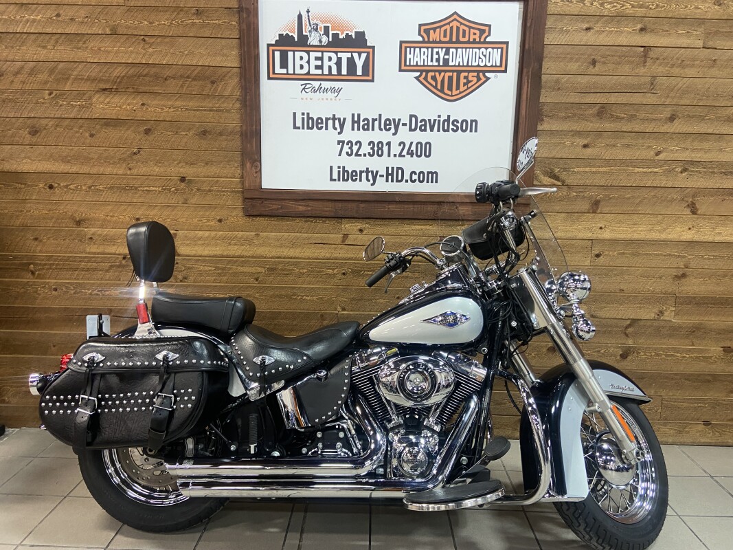 2013 Harley-Davidson Heritage Softail Classic Two-Tone Midnight Pearl/Brilliant Silver FLSTC