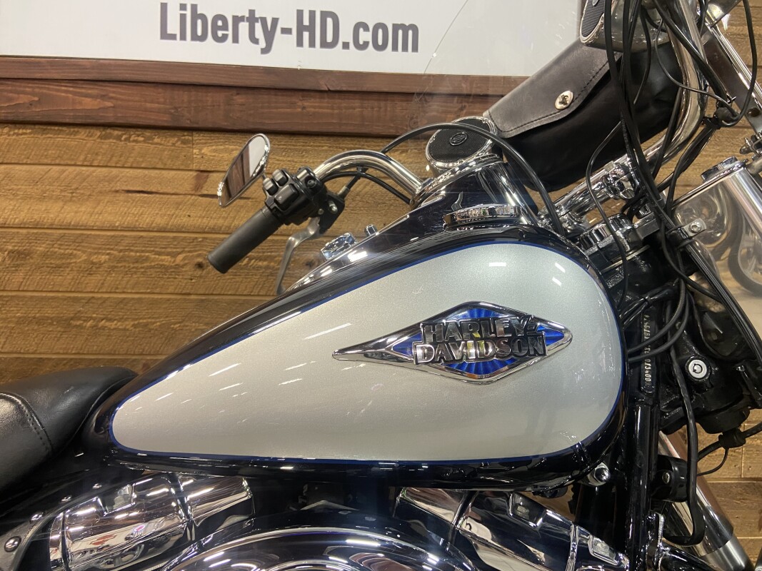 2013 Harley-Davidson Heritage Softail Classic Two-Tone Midnight Pearl/Brilliant Silver FLSTC - Photo 2