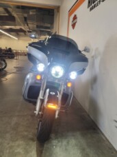 2019 Harley-Davidson<sup>®</sup> Ultra Limited Low Midnight Blue/Barracuda Silver FLHTKL thumb 2